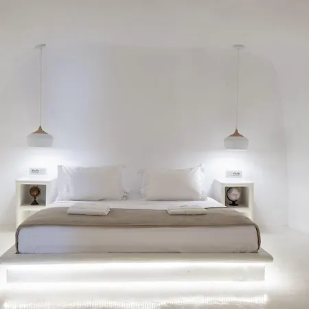 Globe Fira (Santorini)